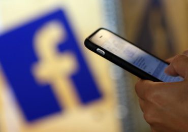 Bê bối dữ liệu đẩy Facebook lún sâu trong khủng hoảng