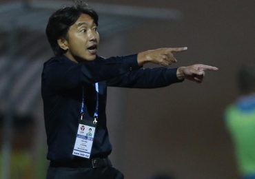 HLV Miura than phiền về mặt sân sau trận thua Thanh Hoá