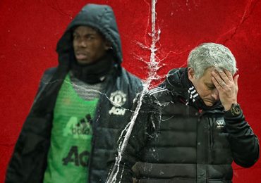 MU xem xét sa thải Mourinho nếu bị loại khỏi cúp FA