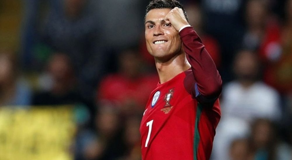 Ronaldo vào top 3 chân sút ghi nhiều bàn cấp ĐTQG