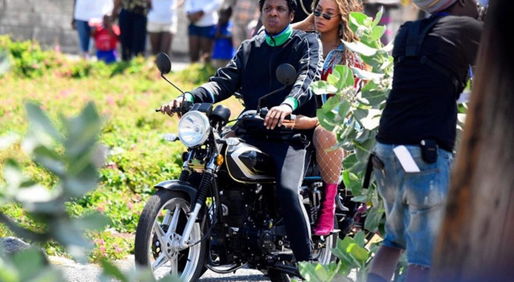 Vợ chồng Beyoncé đi xe máy ở Jamaica
