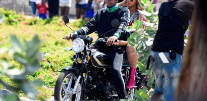 Vợ chồng Beyoncé đi xe máy ở Jamaica