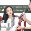 Hà Thu diện đầm thanh lịch, chia sẻ công thức thành công với sinh viên