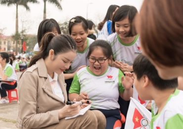 Lý Nhã Kỳ trẻ trung chạy giải hưởng ứng Asiad 2018