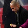 Lý do HLV Guardiola bị phạt nặng vì đeo vật lạ màu vàng trên áo