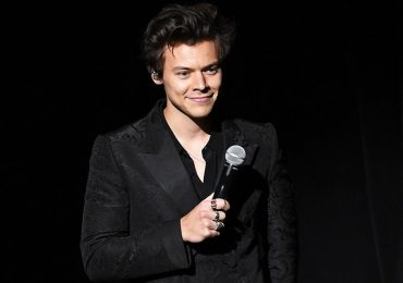 Harry Style khiến khán giả bật cười khi mặc váy trên sân khấu