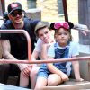 Vợ chồng Beckham dẫn các con đi chơi Disneyland