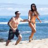 Gái 3 con Megan Fox sexy trên bãi biển Hawaii