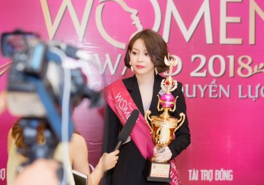 Hoa hậu Hải Dương hạnh phúc nhận giải ‘Nhân vật của năm’