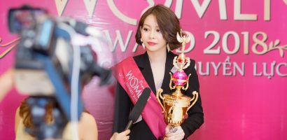 Hoa hậu Hải Dương hạnh phúc nhận giải ‘Nhân vật của năm’