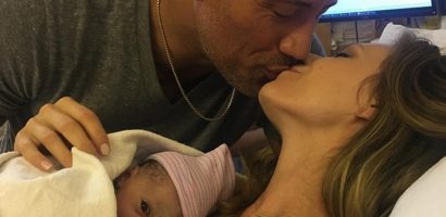 ‘The Rock’ Dwayne Johnson ôm hôn và ca ngợi 9 tháng mang bầu của vợ