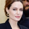 Bác sĩ da liễu riêng tiết lộ thói quen làm đẹp của Angelina Jolie