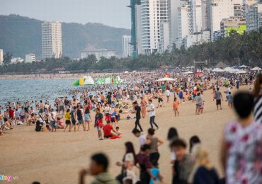 Bãi biển Nha Trang đông đúc từ 6h sáng 30/4