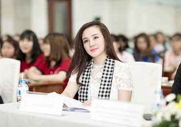 Ca sĩ Vy Oanh xinh đẹp, hào hứng giao lưu với sinh viên