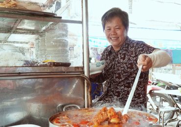 Quán bún riêu 30 năm ở Sài Gòn: bán 500 tô trong 6 tiếng