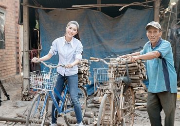 Người đẹp Tường Linh mướt mồ hôi đạp xe đi bán củi tại Tây Ninh