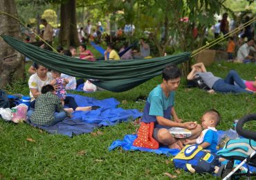 Người dân mang võng vào công viên nằm trốn nắng ngày lễ