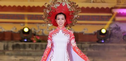 Hoa hậu Mỹ Linh làm vedette giữa dàn chân dài tại Festival Huế 2018