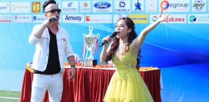 ‘Sao Mai’ Diệu Ly và ca sĩ Việt Sơn cháy hết mình trên sân cỏ Press Cup 2018