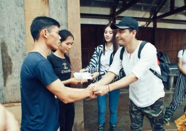 MC Phan Anh nhận ‘gạch đá’ vì áo quần tinh tươm khi từ thiện vùng lũ