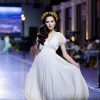 Nguyễn Diệu Linh khuynh đảo sàn catwalk với váy trắng ấn tượng