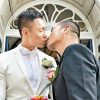 Từ bỏ sản nghiệp triệu USD, MC Hong Kong sang Anh cưới bạn đời đồng giới