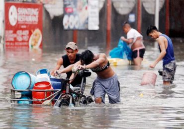 Người Philippines vật lộn với lụt vì bão Sơn Tinh