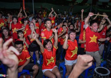 CĐV thâu đêm mừng chiến thắng của Olympic Việt Nam ở hồ Gươm