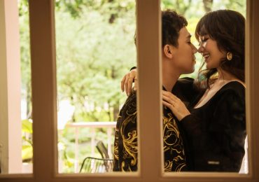 Trấn Thành và Hari Won tình tứ hôn nhau trong bộ ảnh mới