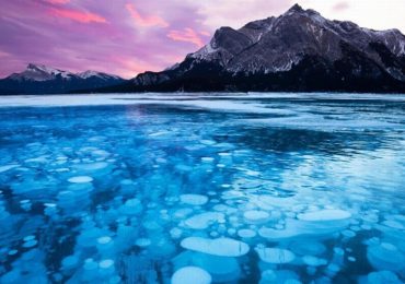 Hồ bong bóng băng kỳ lạ ở Canada