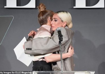 Lady Gaga xúc động khi chia sẻ lý do diện suit rộng thùng thình