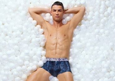 C. Ronaldo làm người mẫu, trình làng quần lót mới