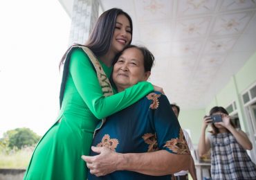 Hoa hậu Phương Khánh ôm chầm bà ngoại khi về quê Bến Tre