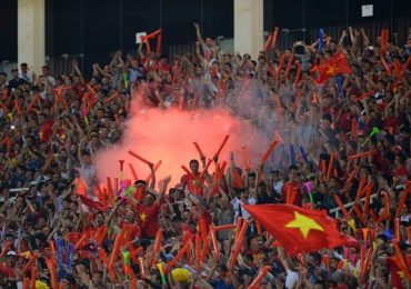 Tuyển Việt Nam có nguy cơ đá sân trung lập vì CĐV đốt pháo sáng