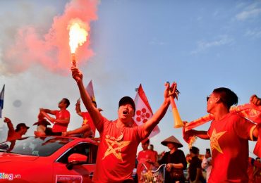 CĐV Hải Phòng đốt pháo sáng trước trận Việt Nam gặp Malaysia tại AFF Cup 2018