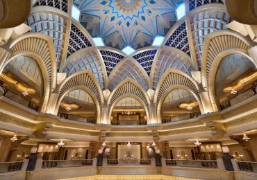 Khách sạn xa xỉ nhất thế giới chi 130.000 USD/năm dát vàng lại trần