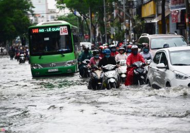 Sáng đầu tuần sau bão số 9, Sài Gòn ngập nước, kẹt xe khắp nơi