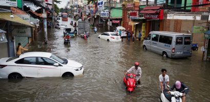 Không có cứu hộ, ôtô chết máy nằm la liệt trong biển nước ở Sài Gòn