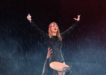 Taylor Swift biểu diễn bất chấp trời mưa lớn