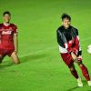 AFF Cup 2018: Quế Ngọc Hải cởi áo ăn mừng khi thắng Đức Chinh trong trò sút trúng xà