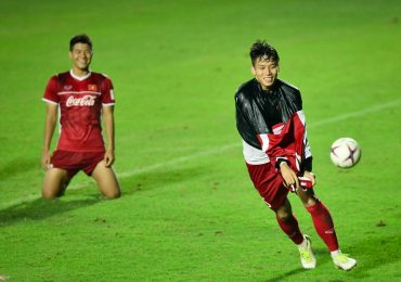 AFF Cup 2018: Quế Ngọc Hải cởi áo ăn mừng khi thắng Đức Chinh trong trò sút trúng xà