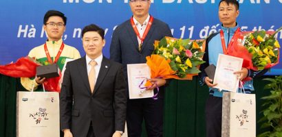 Hoàng Xuân Vinh nhận HCV từ xạ thủ 4 lần vô địch Olympic