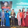 Hoa hậu Tiểu Vy trao giải ‘Quả bóng vàng 2018’ cho cầu thủ Quang Hải