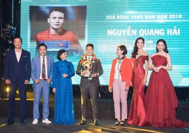Hoa hậu Tiểu Vy trao giải ‘Quả bóng vàng 2018’ cho cầu thủ Quang Hải