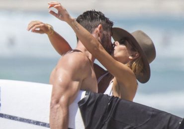 Chris Hemsworth và bà xã hơn 7 tuổi tình tứ trên bãi biển