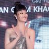 Đông Nhi diện váy cúp ngực, Hương Giang đeo trang sức tiền tỉ đi sự kiện