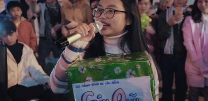 Phương Mỹ Chi gây chú ý khi ngẫu hứng hát gây quỹ từ thiện trên đường phố Đà Lạt
