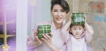 Trang Trần dạy con gái 3 tuổi gói bánh chưng ngày Tết