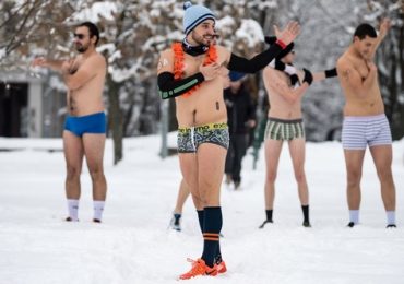 Mặc đồ bơi thi chạy giữa tuyết trắng tại Serbia