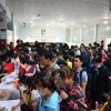 Hàng trăm người vui mừng đi vé tàu miễn phí về quê đón Tết